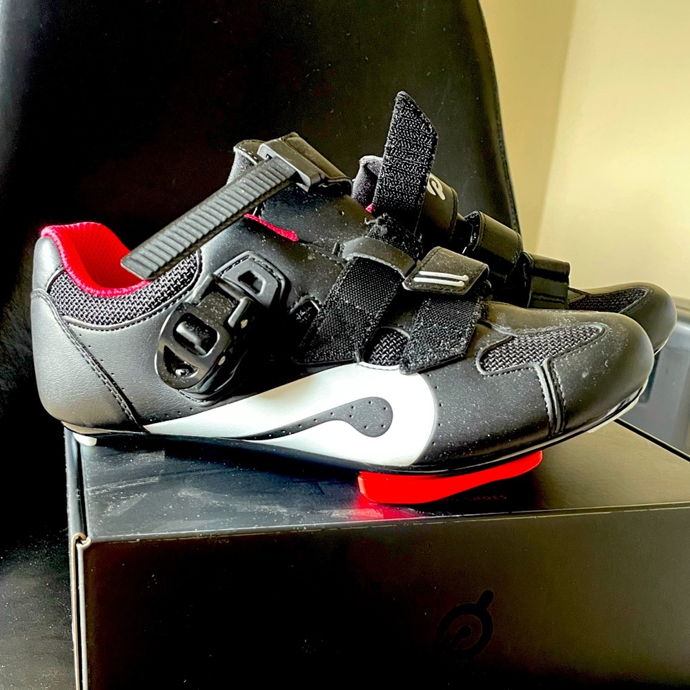 Peloton Cycling Shoes With Cleats Black Red
Men's 40, US Size 9